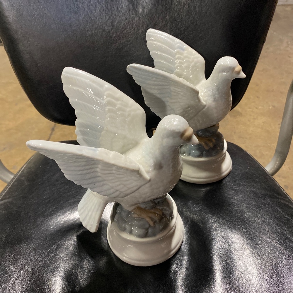 Two 9" Doves Porcelain white nice set of birds - Picture 4 of 9